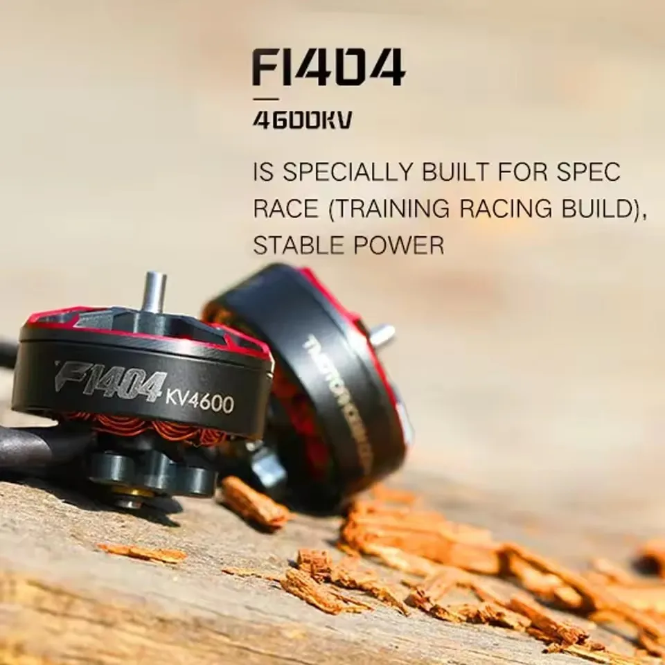 Quatre moteurs T-Motor F1404 2900KV alignés avec leurs hélices, prêts pour montage sur drone FPV.