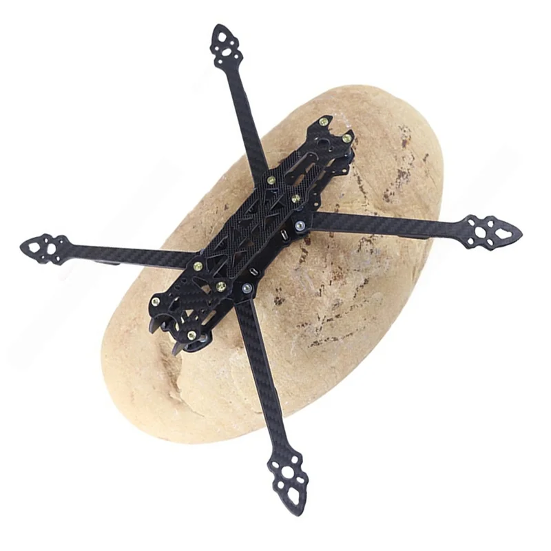 Détail du kit châssis FPV 7 pouces en fibre de carbone avec le système DJI Vista installé, câbles visibles.