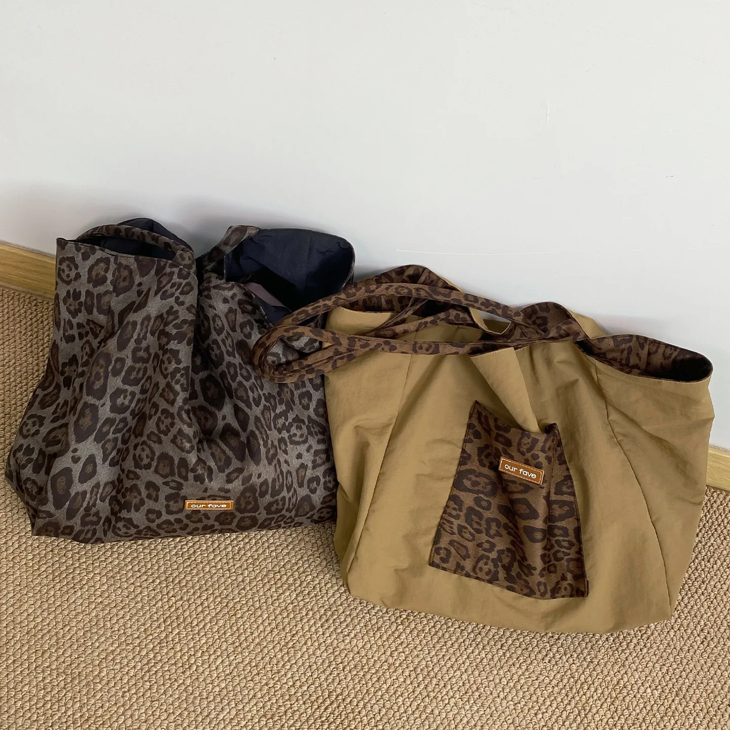 Large capacity leopard printing shoulder women new simple and personalized tote shopping bag casual commuting bag