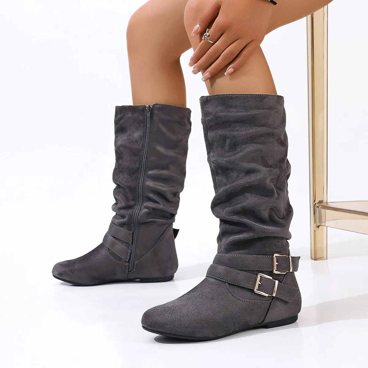 Plissierte Damenstiefel im europäischen Stil mit flachem Absatz und doppelten Schnallen, braune Wildlederstiefel mit seitlichem Reißverschluss. – Detail 9