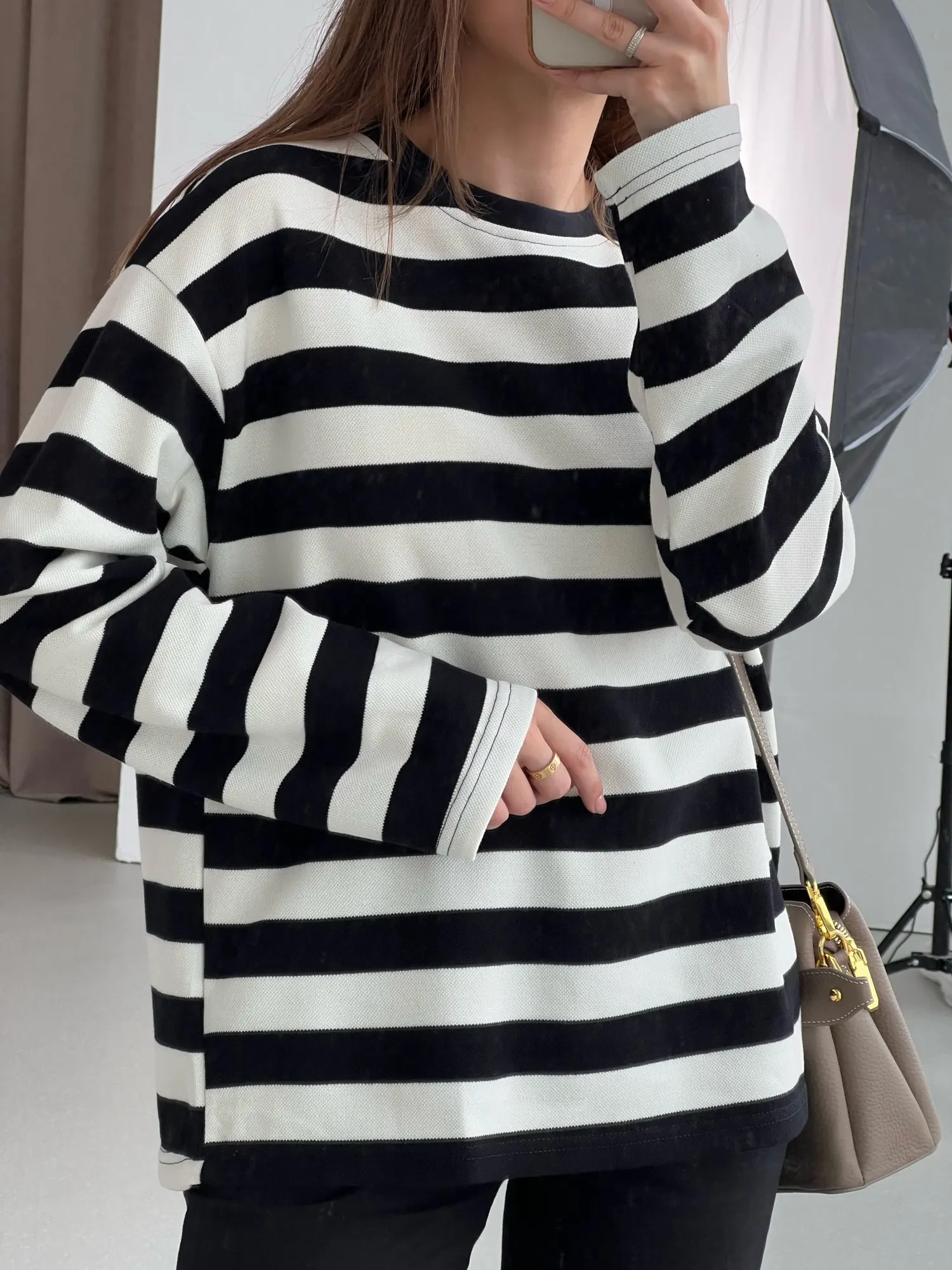 

Loose and lazy casual black and white striped sweater women's autumn long-sleeved round neck pullover bottoming t-shirt top