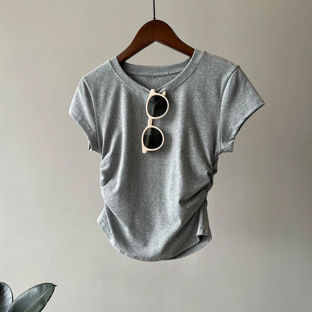 

Женская одежда, футболки с рюшами, новинка 2023, летняя облегающая однотонная Повседневная хлопковая футболка в японском и корейском стиле с круглым вырезом и короткими рукавами