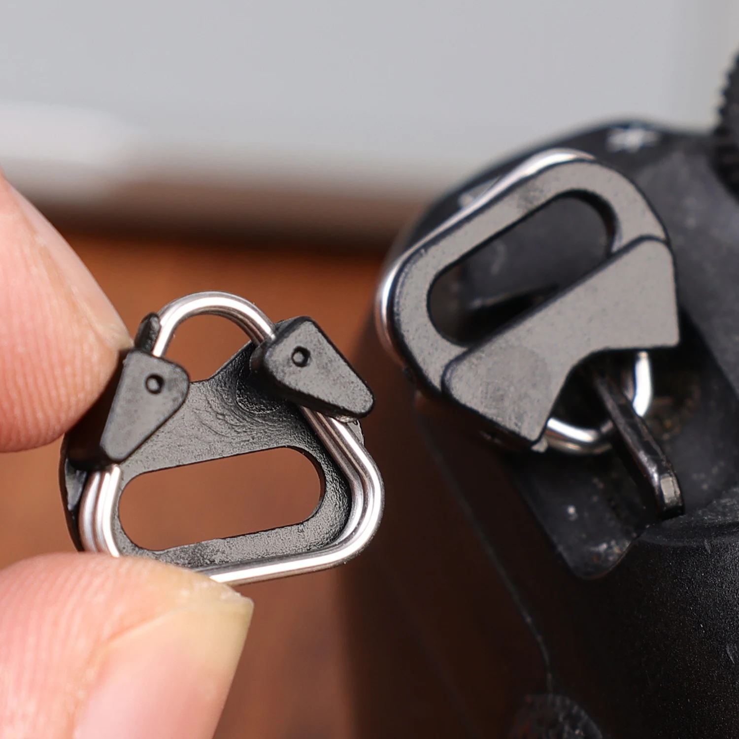PATIKIL Fotocamera Cinghia Aletta oring, 10pz Metallo Triangolo Diviso oring Gancio Adattatore Universale per Fotocamera Tracolla Tracolla, Argento Nero
