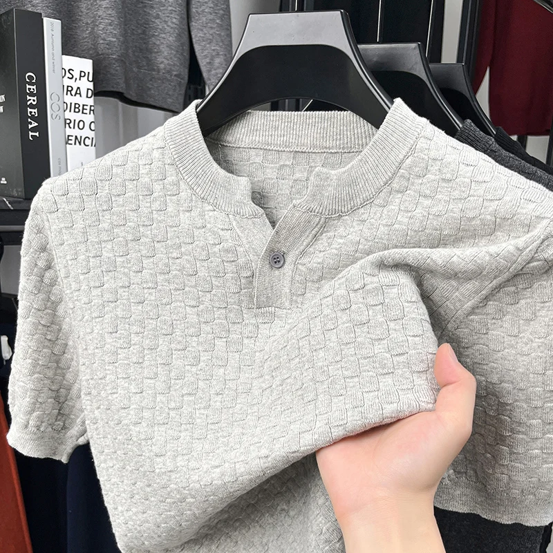 Strukturiertes, gedrehtes Streifen-T-Shirt mit Henley-Kragen für Herren – Leicht elegantes Kurzarm-Strickoberteil für den Sommer 2026