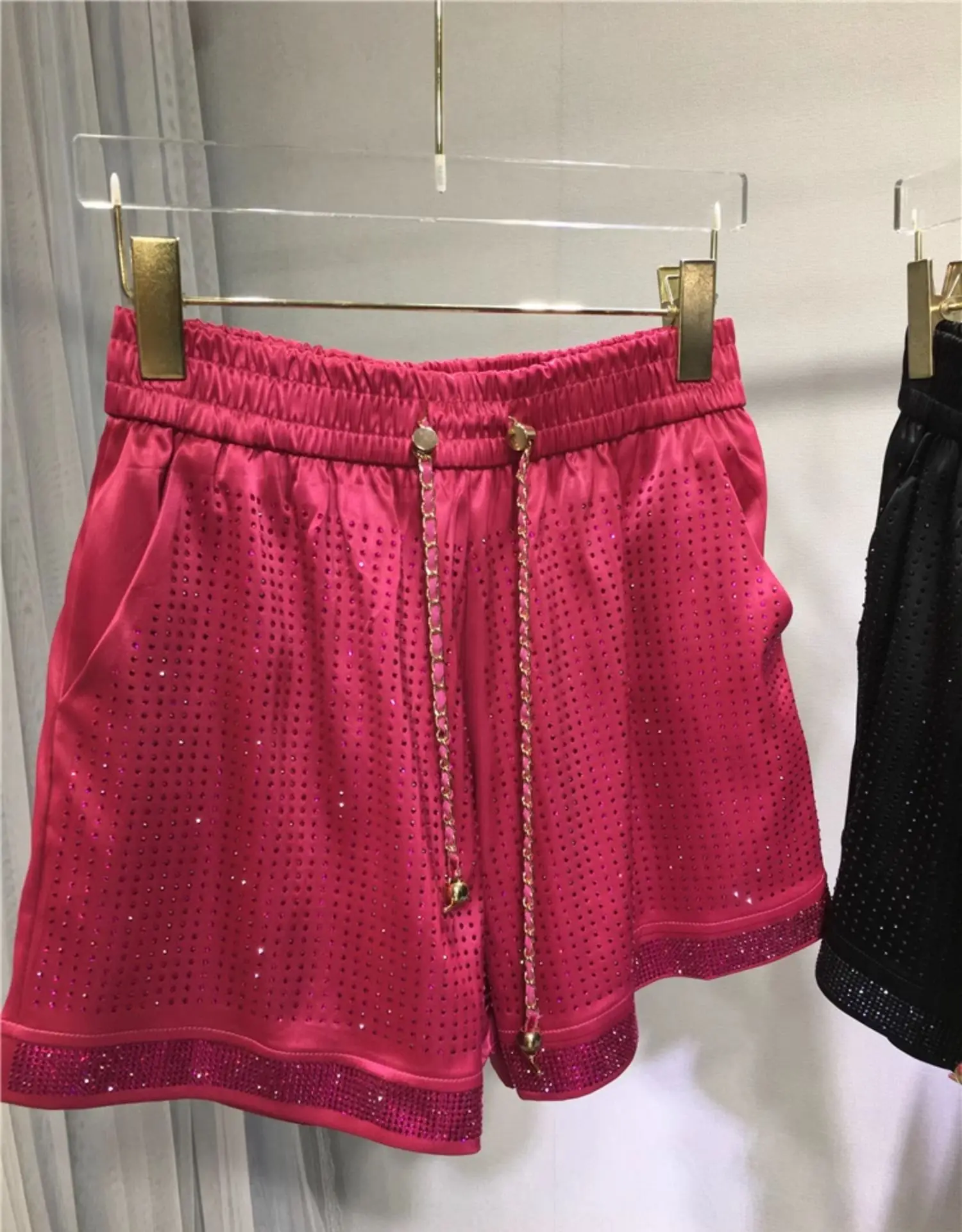 European Heavy Hot Drilling Shorts Women's Luxury Fashion Full Diamond Silky Satin Straight Pants 2024 Summer New Short Pants