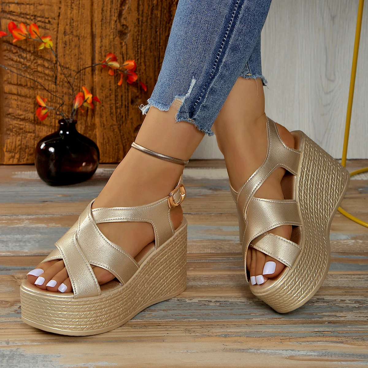 Slope Heel Damen Sandalen Sommer Neues Leder Temperament Rückenschnalle Goldene elegante bequeme Sandalen für Frauen