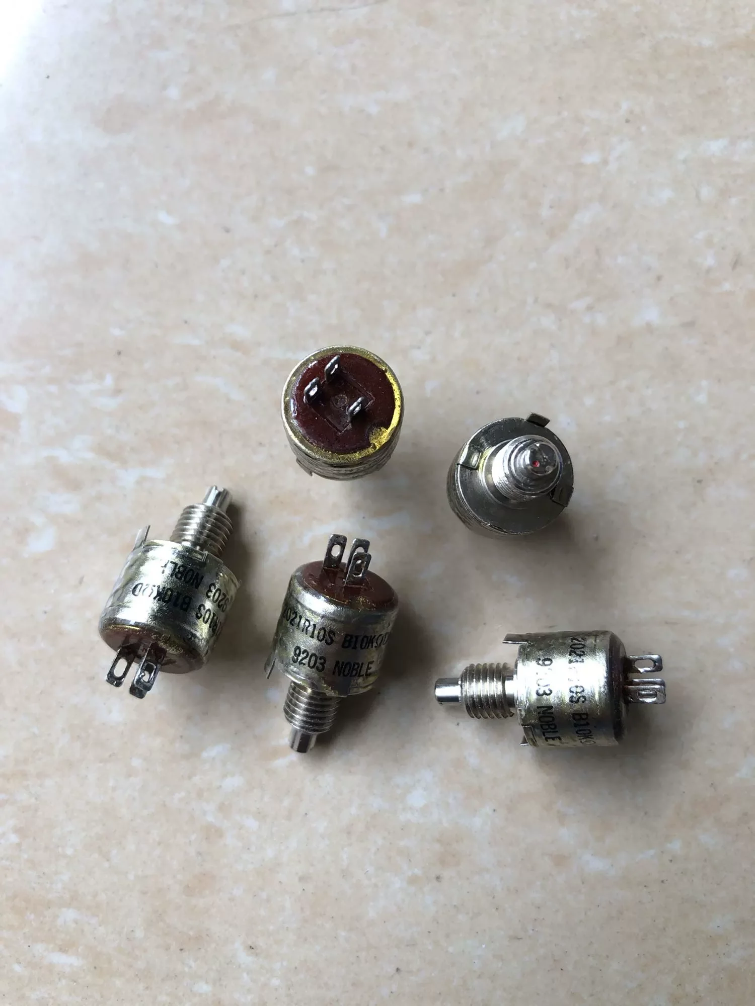 

Original new 100% 2021R10S B10K sealed single potentiometer (SWITCH)