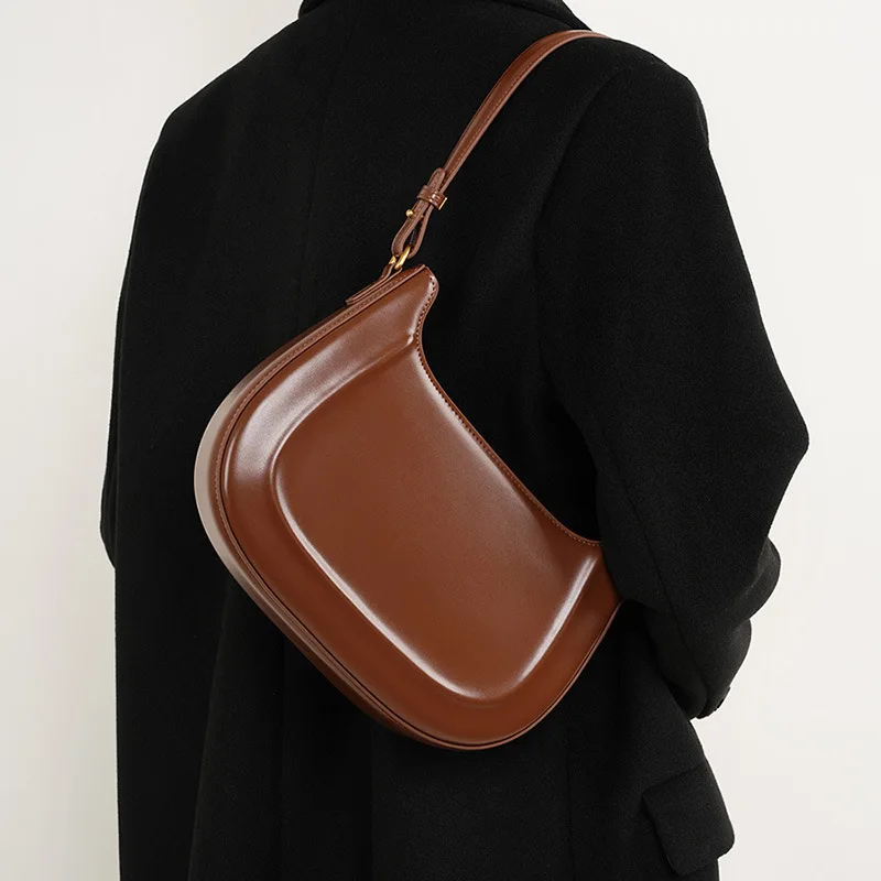 

Genuine Leather 2023 Retro Saddle Bag Shoulder Crossbody Bag for Women Red Wedding Bag as Gift for Girlfriend Daily Use
