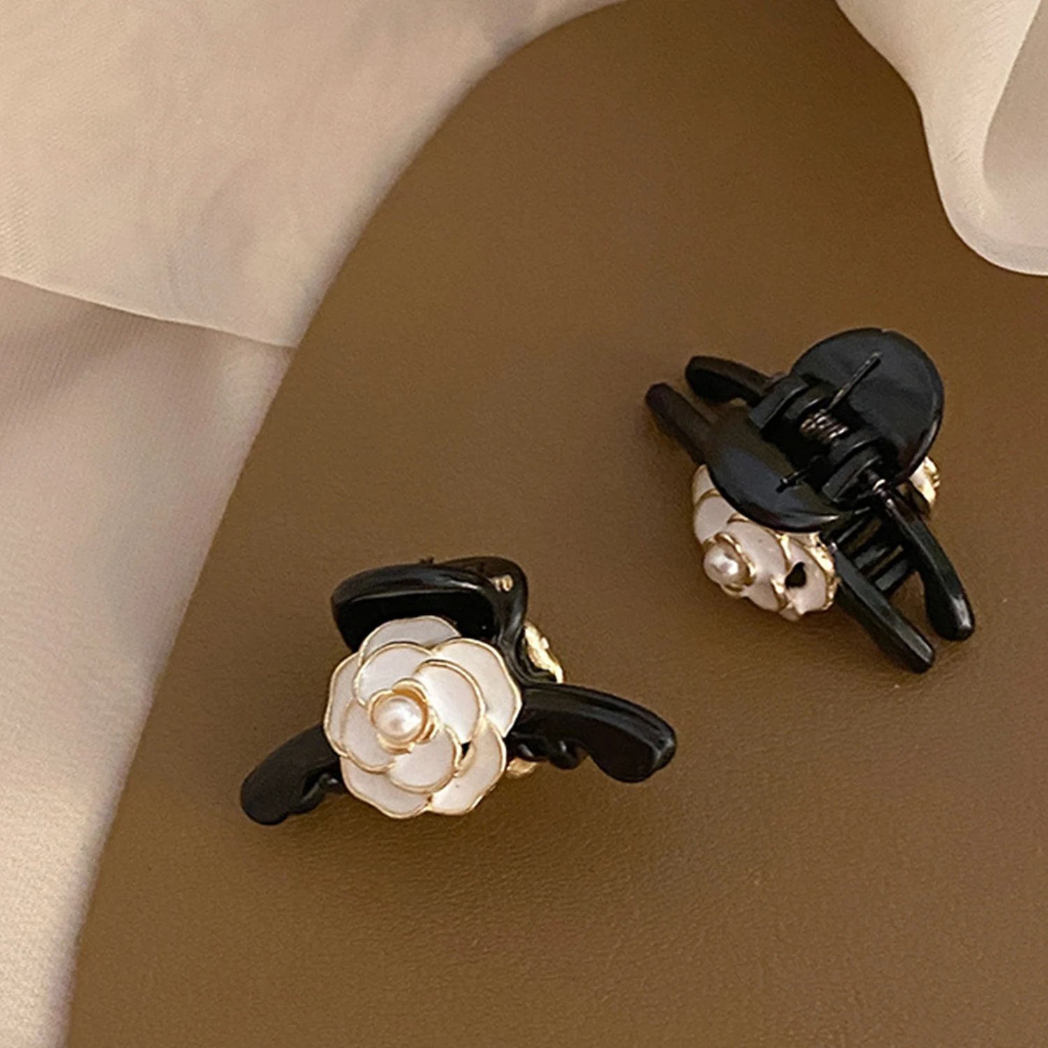 

New Elegant Camellia Flower Pearl Small Hair Claw Clip Korean Trend Hairpin Broken Hair Bang Headwear Hair Accessories For Girls