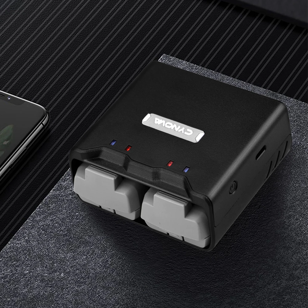 Hub de charge bidirectionnel pour DJI Mavic Mini 2 posé à côté d'un drone, batteries en charge