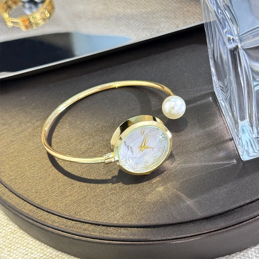 ساعة يد نسائية فاخرة بمينا صغير باللون الذهبي الوردي مع تصميم علامة تجارية من حجر الراين وساعة يد كوارتز للسيدات من اللؤلؤ المقلد