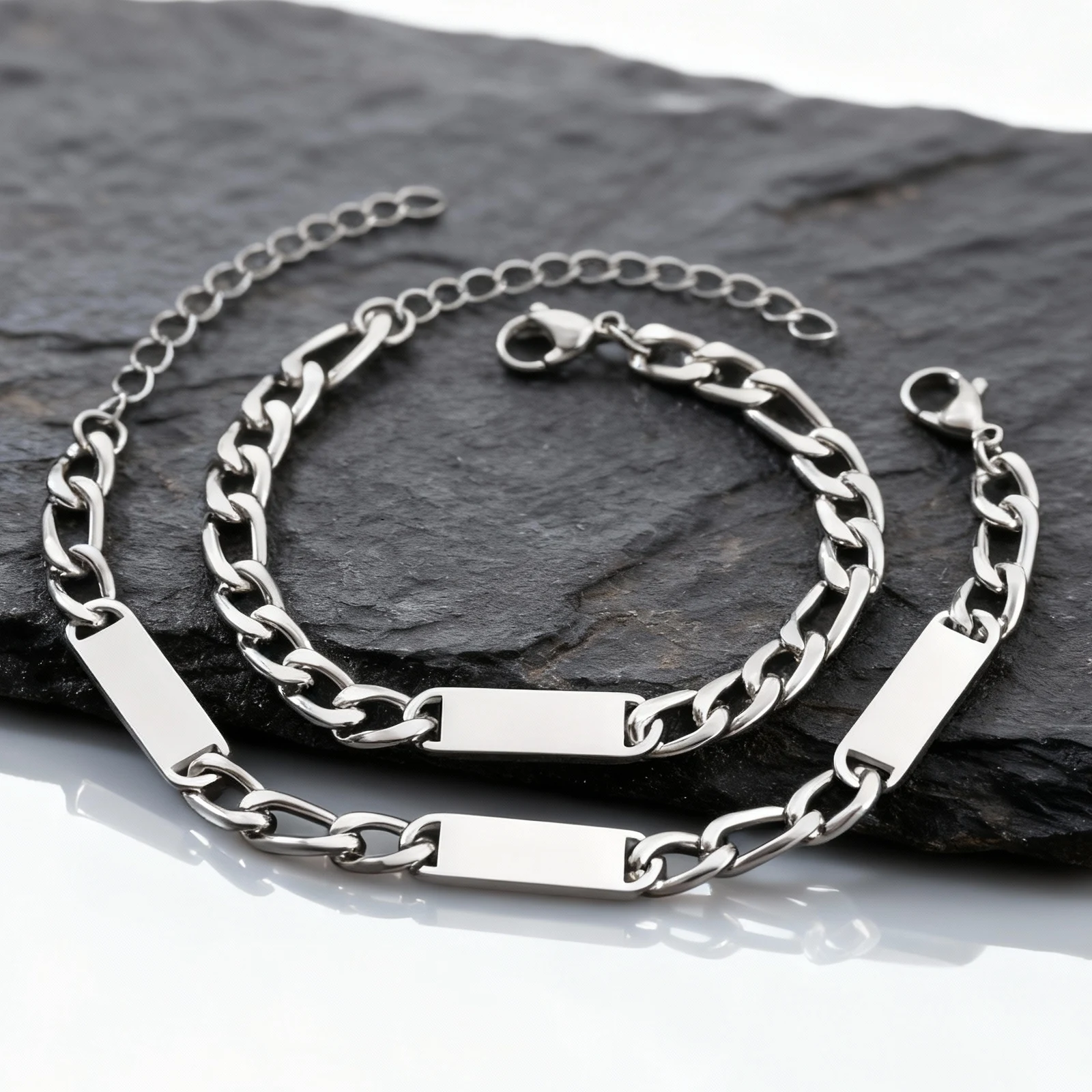 Maßgefertigtes Edelstahl-Kettenarmband für Männer und Jungen, Silberfarbenes Verstellbares Figaro-Kettenarmband, Lässiger Schmuck als Geschenk – Detail 5