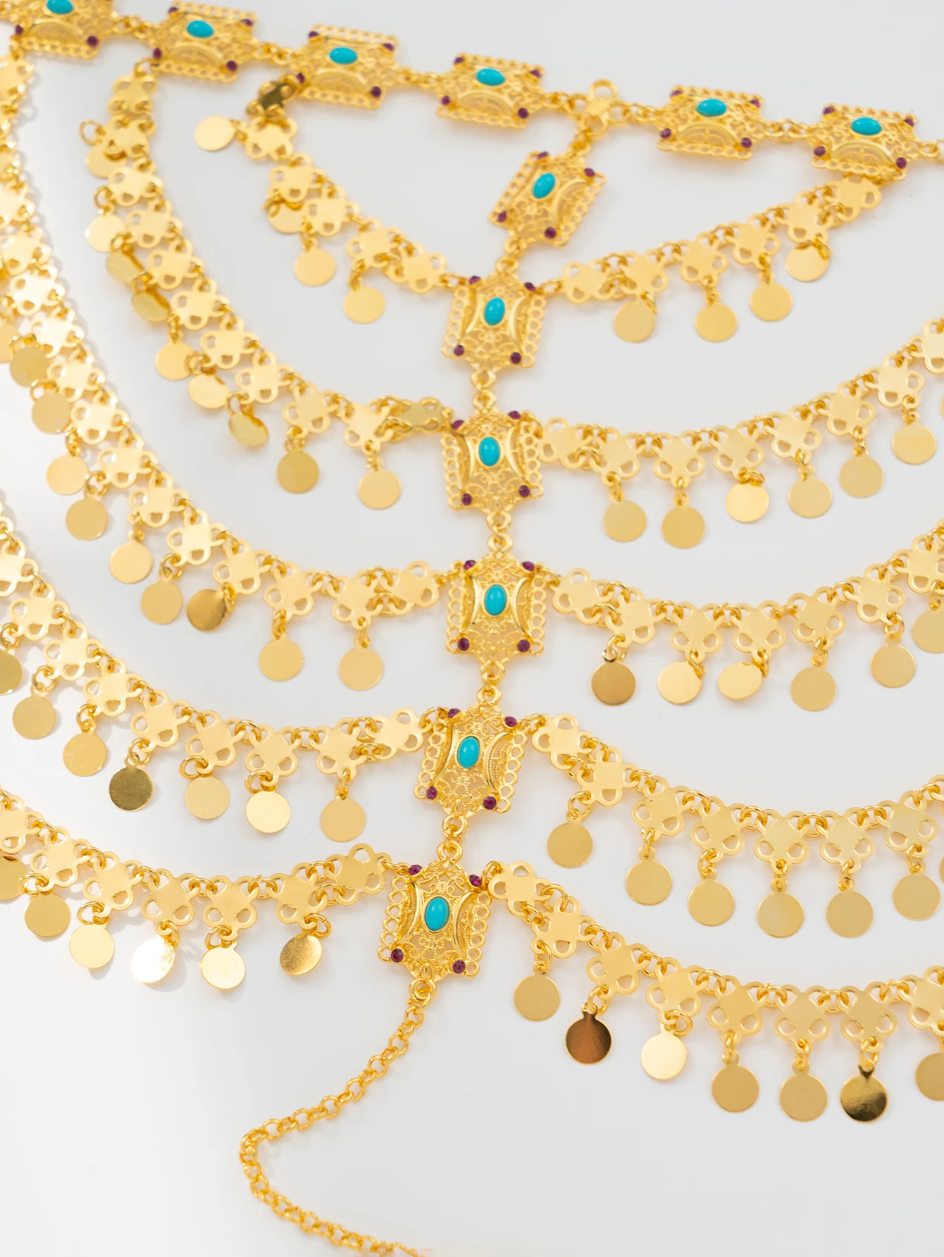 غطاء شعر ذهبي بعملات متدلية ولمسات فيروزية