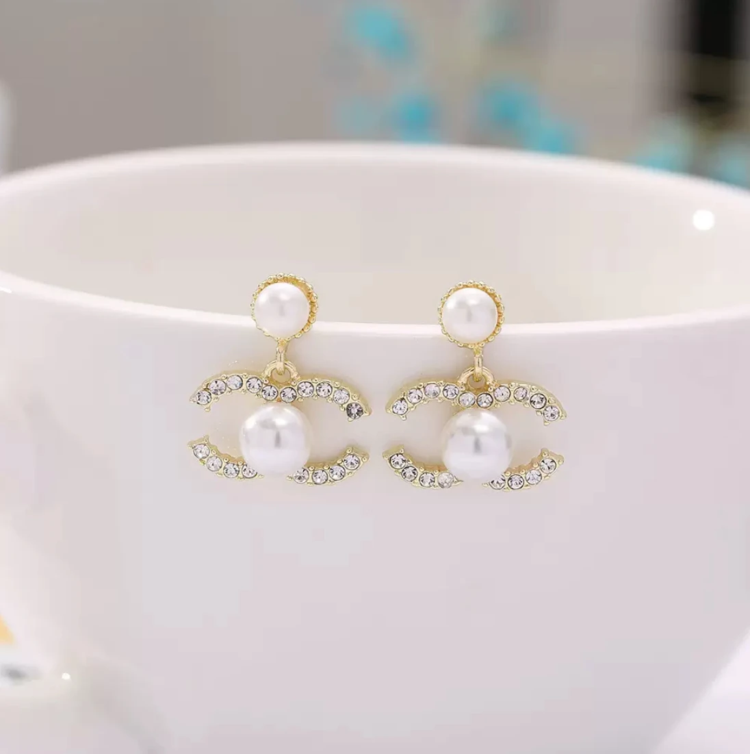 Luxury 2025 new ear studs stylish pearl simple earrings with a chic, high-class feel for women's earrings 2