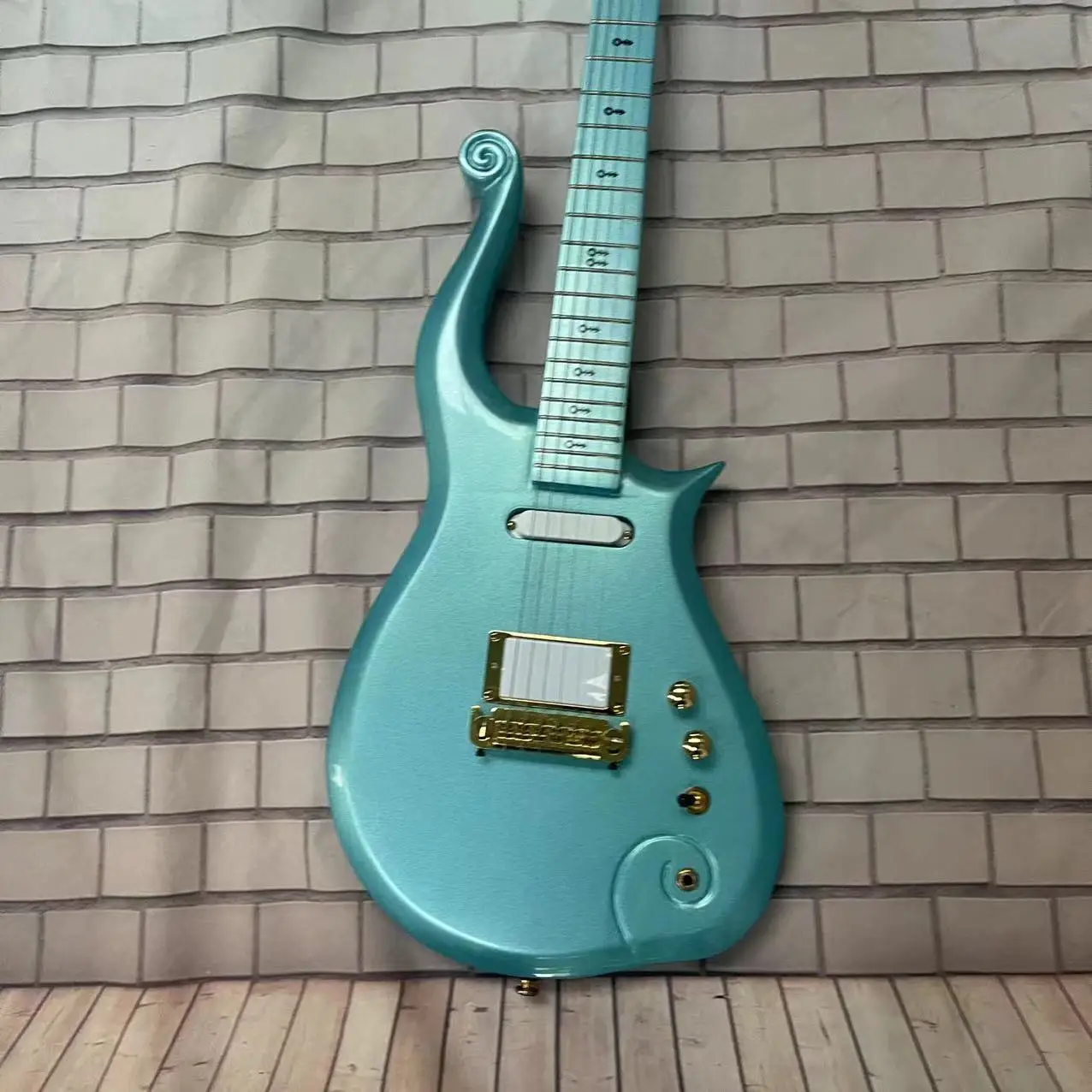 

Резная электрическая гитара Wang Ziyun с 6 струнами встроенной электрической гитары, светло-голубой корпус, с высоким блеском, фингерборд из розового дерева,