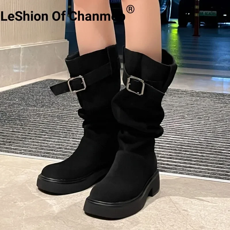 

Женские замшевые ботинки LeShion от Chanmeb, ботинки из коровьей замши с пряжкой на ремешке, высокие плиссированные ботинки на массивной подошве, ботинки на платформе с квадратным носком, бордовые