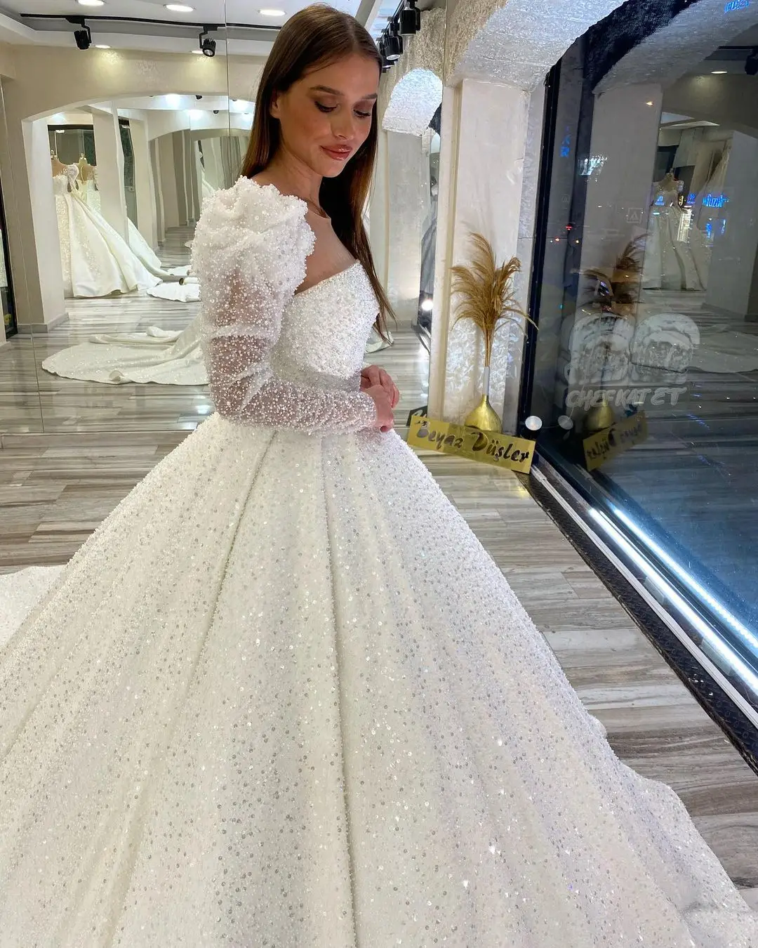 

Sparkly Long Sleeves Sequin Ball Grown Wedding Dresses Luxury Pearls Beaded Bridal Gowns Illusion Neck Robe De Mariée With Train