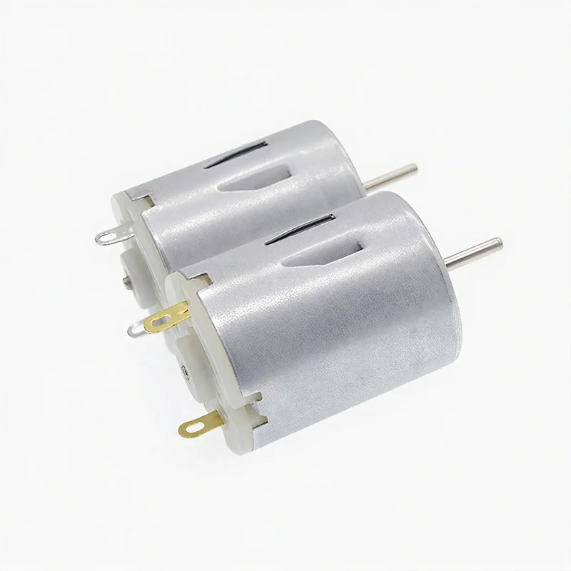 Gros plan sur l'axe du moteur RC-280SA-20120 et ses cosses de connexion