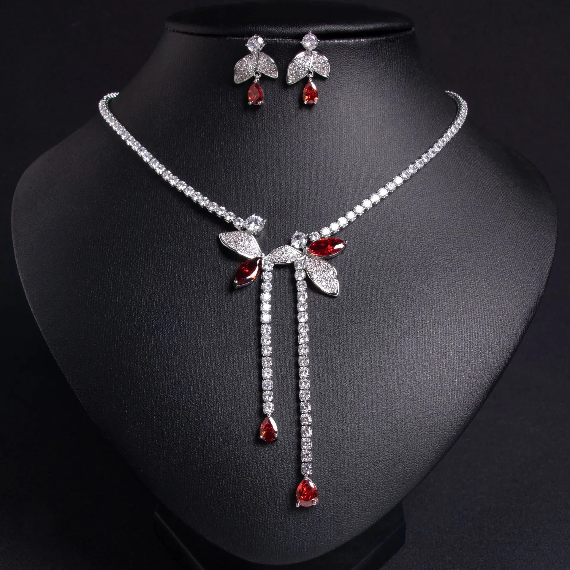 طقم مجوهرات فاخر بتصميم أوراق بنفسجية