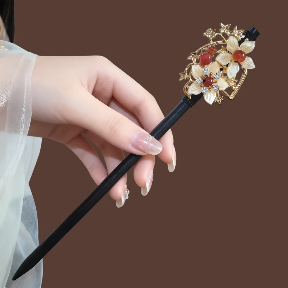 Handgefertigter Holz-Haarstab im Chinesischen Stil mit Quaste und Blume, Eleganter Haarschmuck für Damen, Geschenkidee – Detail 6