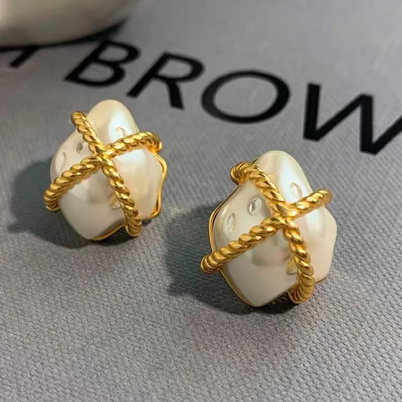 

Unique Luxury High Fashion Baroque Pearl Gold Metal 925 Silver Pin Chunky Ear Stud Celi CC Statement Earring Jewerly Women Gift