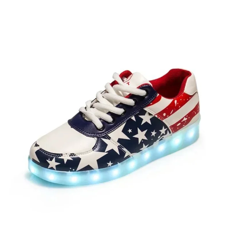 รูปสินค้า รองเท้าผ้าใบแฟชั่น LED ส่องสว่าง หญิงสาวเท่ๆ กลางคืน