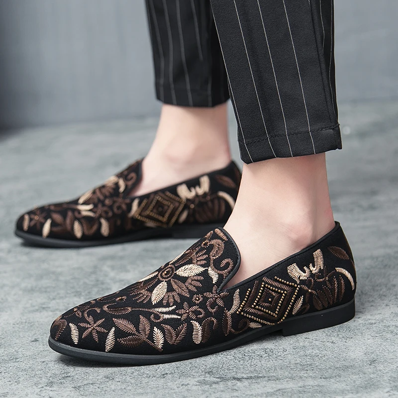 

Brand New Men Leather Casual Shoes Plus Size Male Superb Stitchwork Floral Pointed Toe Business Dress Shoes Slip-on Loafers