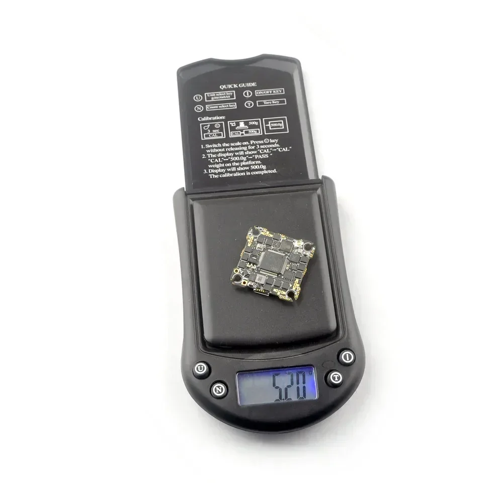 Contrôleur de vol Super F405HD ELRS AIO 20A pour drone FPV HD, avec dissipateur thermique et ports.