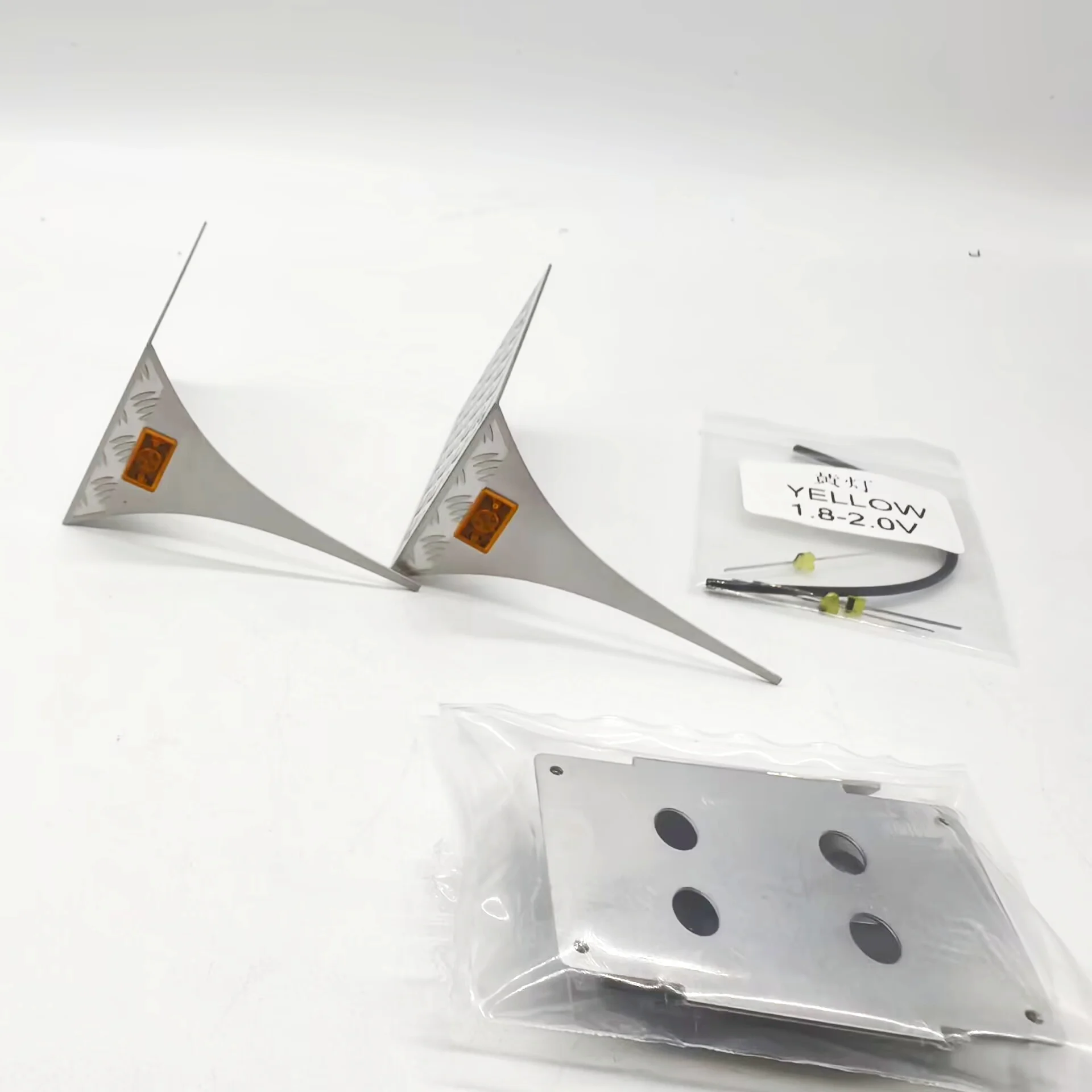 SCALECLUB 1/14 Schmutzfänger Unterfahrschutz Seitenleuchte Warnleuchte LED-Lichter Seitenlampe für Benz Scania MAN Tamiya LESU LKW DIY-Teile