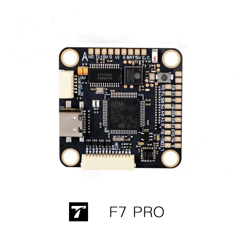 Contrôleur de Vol DJI F7 PRO avec WiFi et Bluetooth posé sur une surface, câbles et antennes visibles.