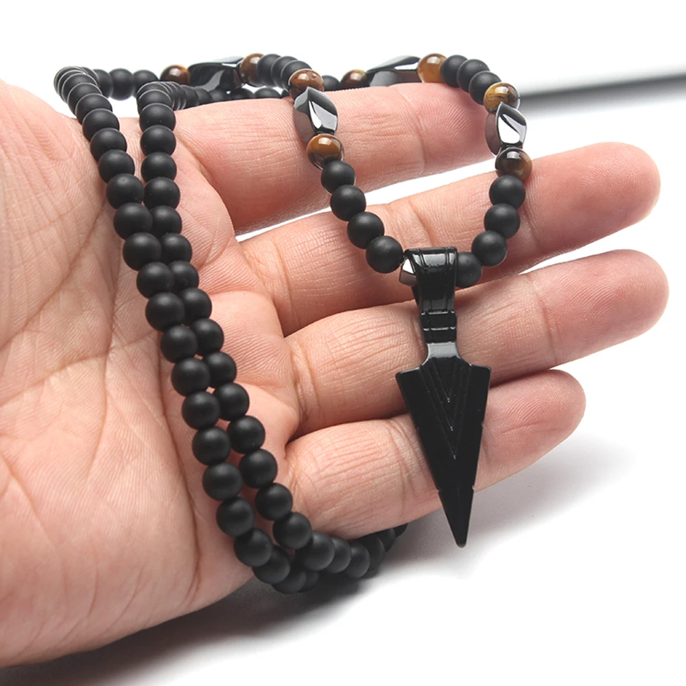 שרשרת חרוזים שחורים עם תליון חץ לגברים