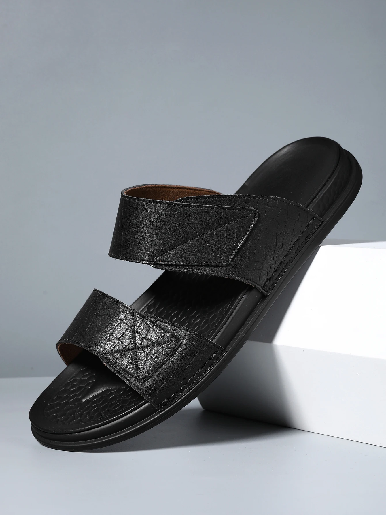 Men's breathable and fashionable leather sandals for outdoor wear, lightweight and versatile beach slippers for men