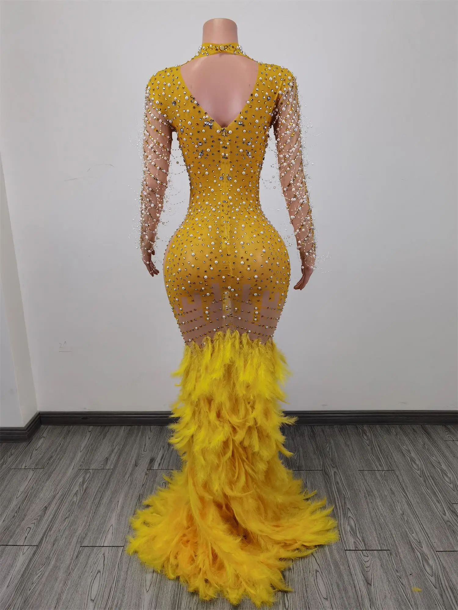 Рисунок 3 - Желтое женское платье с длинным шлейфом