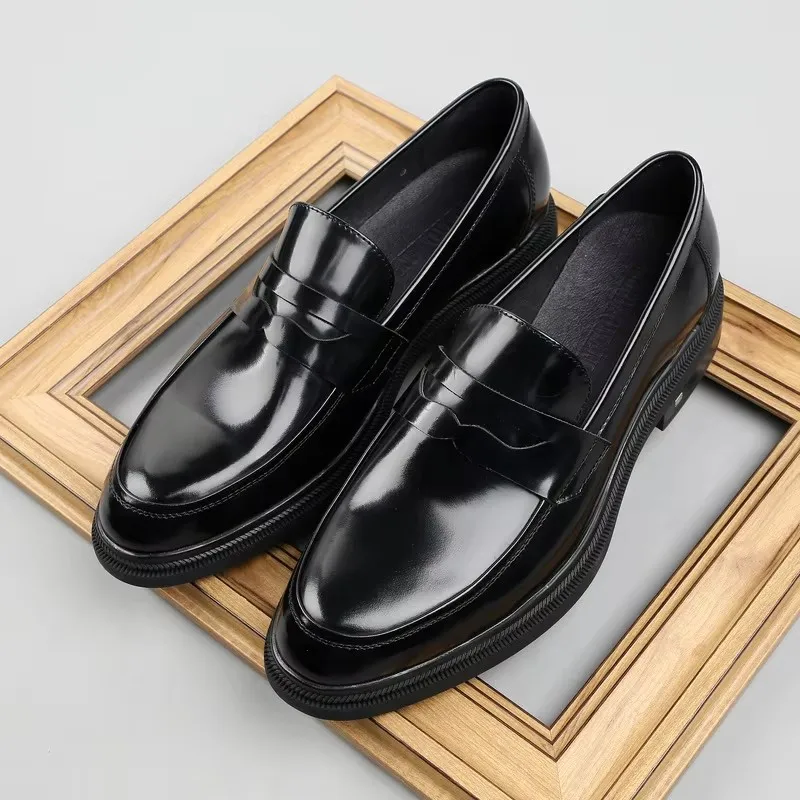 Patent leather pedal, leather loafers, cowhide men's shoes, business men's shoes. Thick bottom gloss