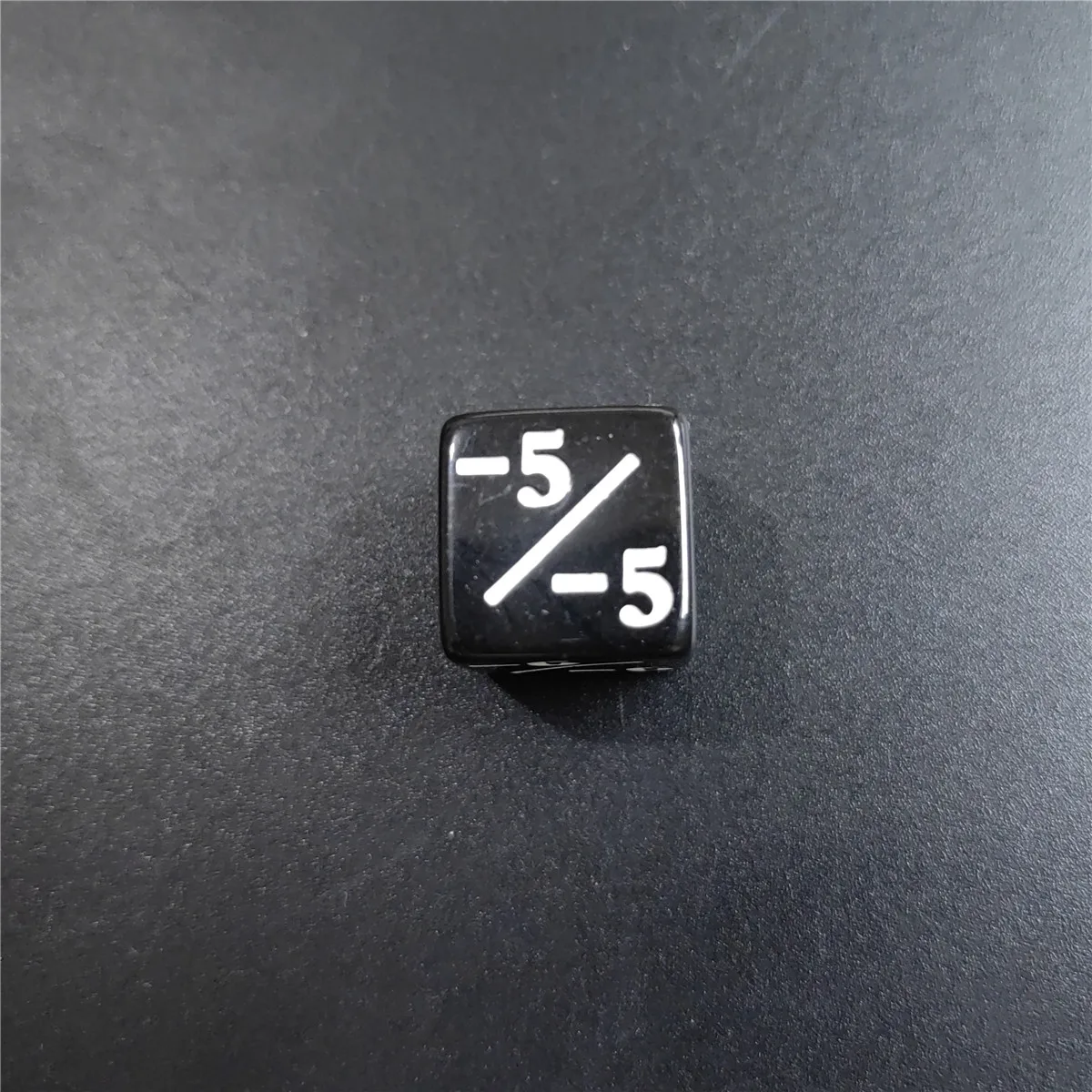 새로운 10개/세트 1.6cm 주사위 +1/+1&-1/-1 연산 검정색과 흰색 교육용 덧셈과 뺄셈 컬러 수학 주사위