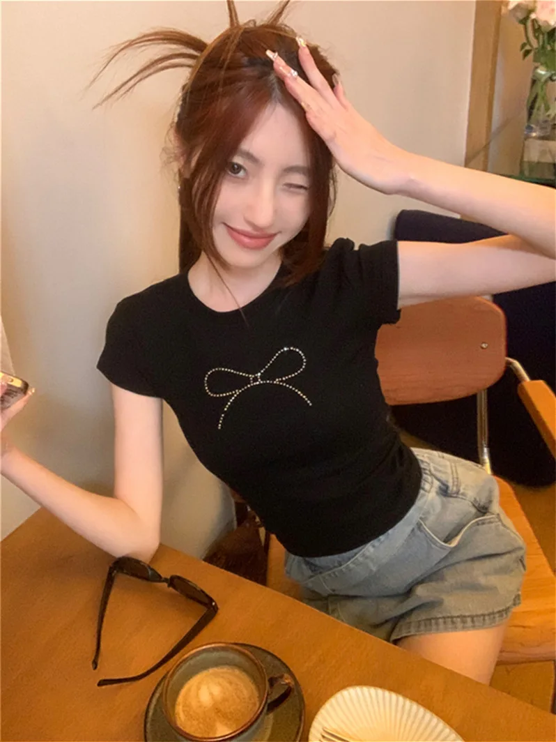 2025 Yaz Amerikan Sıcak Kız Kısa kollu tişört Kadınlar için Göbek Açık Siyah Fiyonk Ütü Elmas İnce Kısa Üst