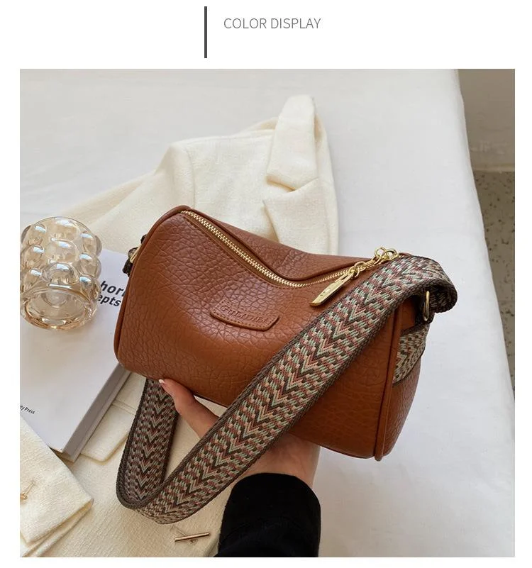 2024 Nuova borsa piccola popolare per le donne in autunno e inverno, borsa a tracolla a banda larga alla moda versatile, borsa a cuscino rossa Internet_voghion.com