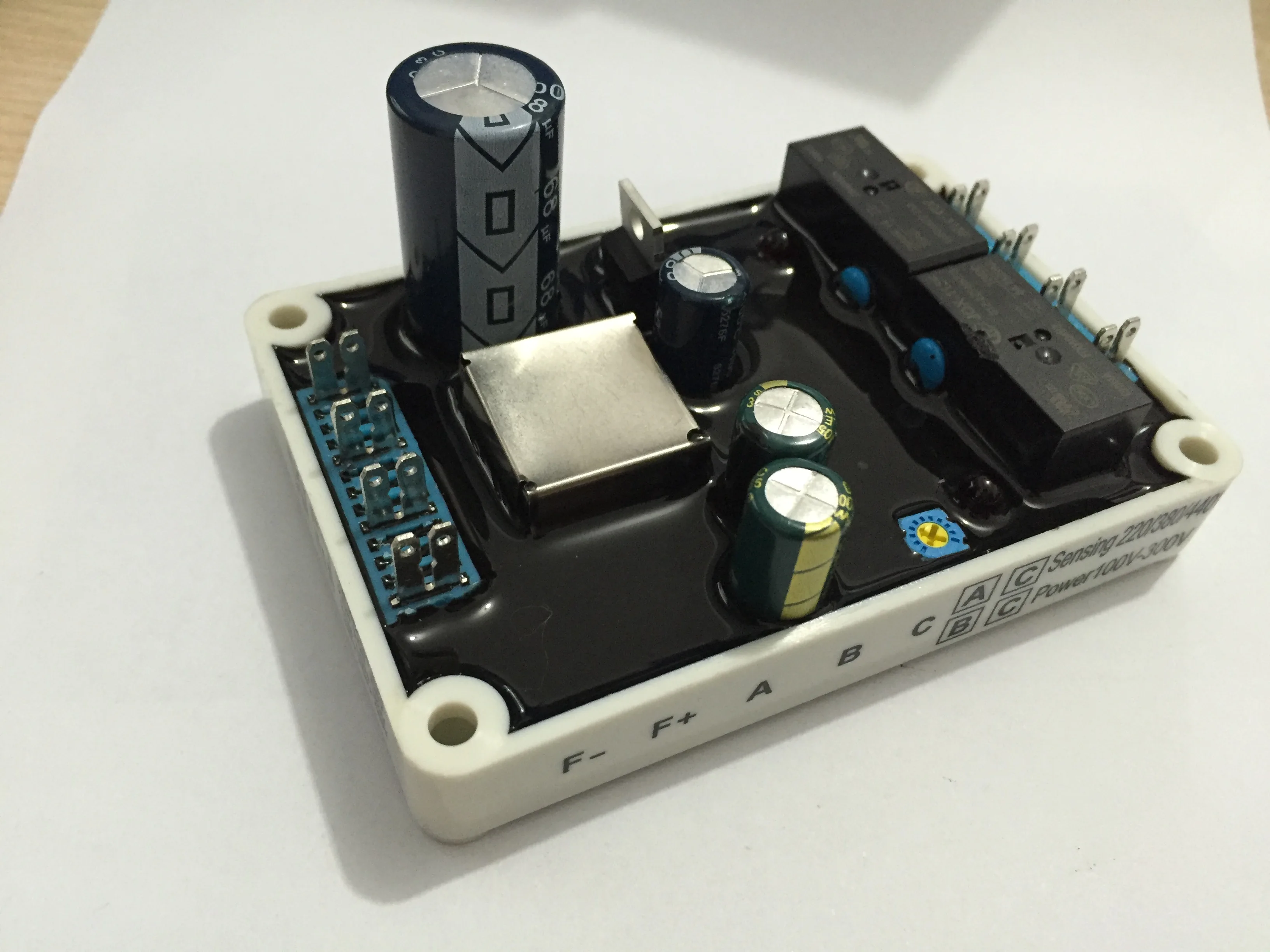 

Устройство для защиты от перенапряжения генератора, устройство для размагничивания возбуждения