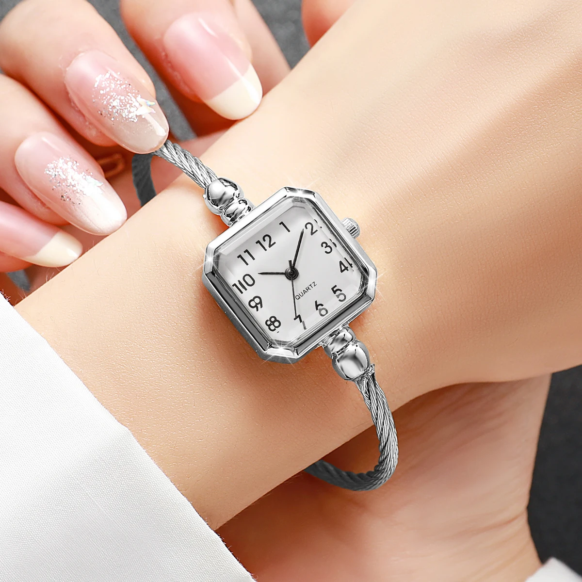 1/4pcs Women's Gift Watch Exquisite Light Luxury Simple Small Dial Korean Bracelet Quartz Watch (Box Not Included)