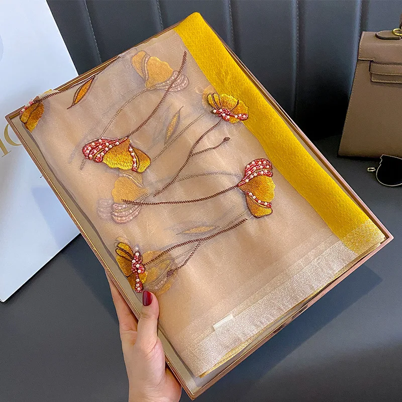 Sciarpa misto lana e seta semi trasparente con tulipani e perline per mezze stagioni (90*180cm) 55 Sciarpa misto lana e seta semi trasparente con tulipani e perline per mezze stagioni (90*180cm) - immagine 15