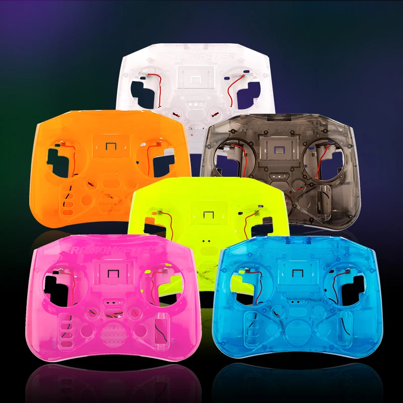 Étui de poche pour télécommande Radiom84 ouvert, avec la télécommande insérée et les accessoires rangés.