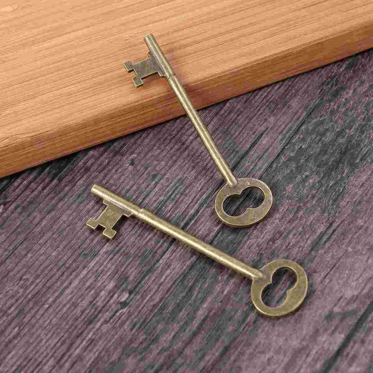 

2pcs Old Look Bronze Keys Vintage DIY Pendant Metal Charms Decorations (Random Style)