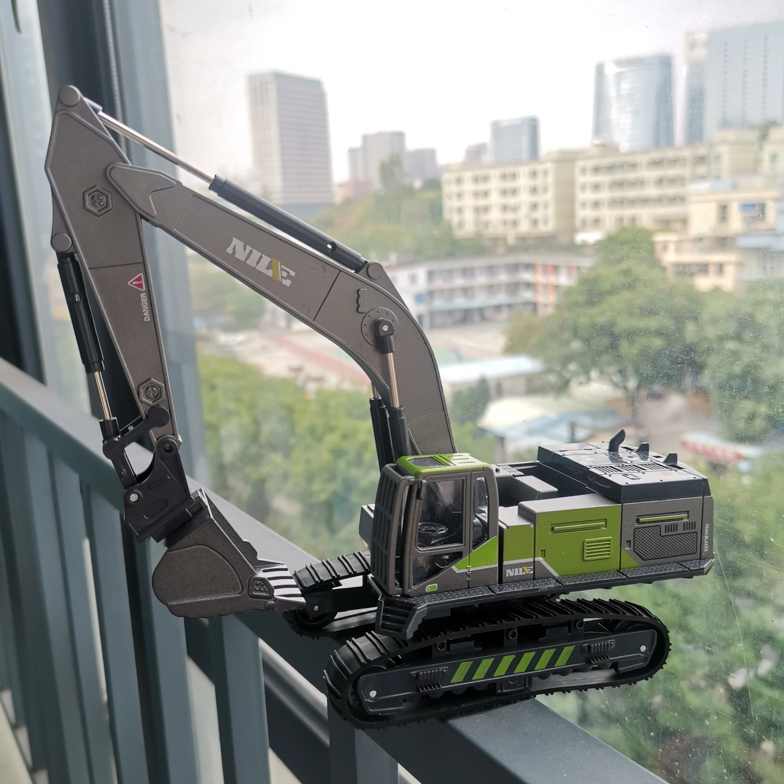 Metal Head Plastic Body Kids Engineering Vehicle Toy Excavator