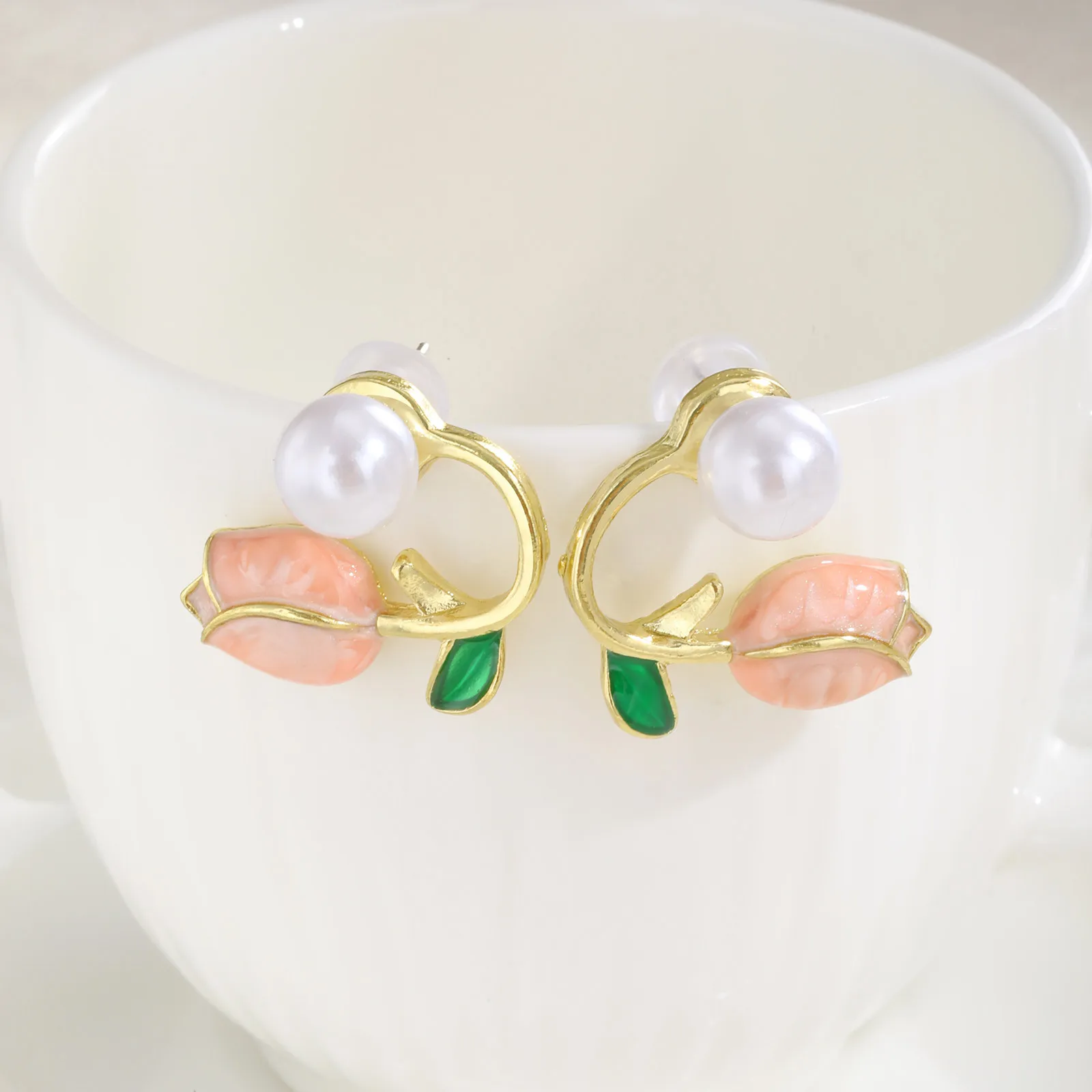 Prjewel Hellrosa Tulpen-Perlen-Ohrstecker, exquisiter vergoldeter Wer-Ohrring für Frauen, romantischer Statement-Schmuck, Mädchen-Geschenk – Detail 4