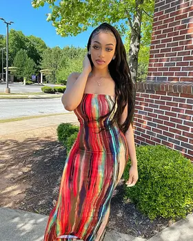 Abito da donna con petto avvolto con spalle scoperte e stampa tie-dye colorata primavera/estate 1