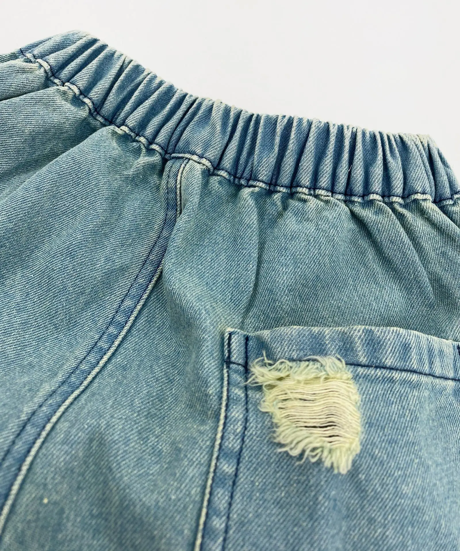 2026 여름 새로운 소년 소녀 찢어진 청바지 어린이 캐주얼 반바지  데님 반바지 느슨한  짧은 청바지 아동복