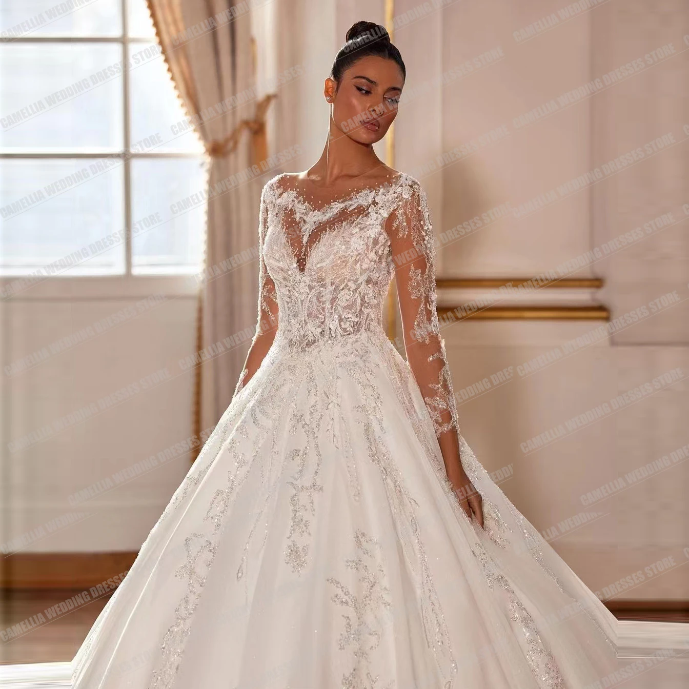 Рисунок 3 - Кружевные свадебные платья с аппликацией