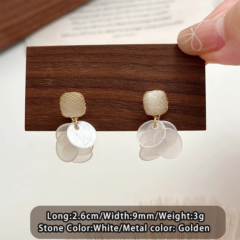 עגילי צד מעוגלים בסגנון חופשת החוף עם תליון צדפה, אביזר מגניב חדש לנשים, תכשיטי יוקרה קלים לקיץ של 2025