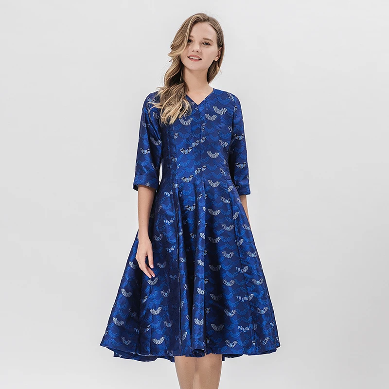 

Шелковое платье с V-образным вырезом, рукавом три четверти