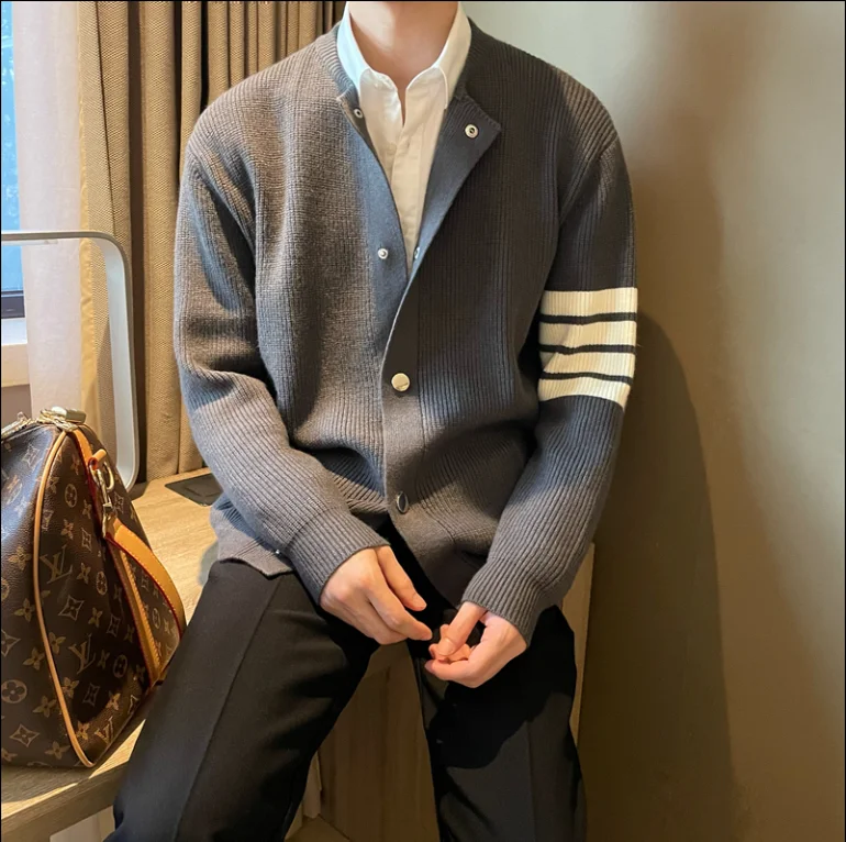 2024 Men's cardigan wool sweater V-neck casual knitted men's top long sleeved sports shirt button up Korean design high-quality 2024 spring new men s and women s outdoor sports wool hoodie and sweatpants 2 piece set
